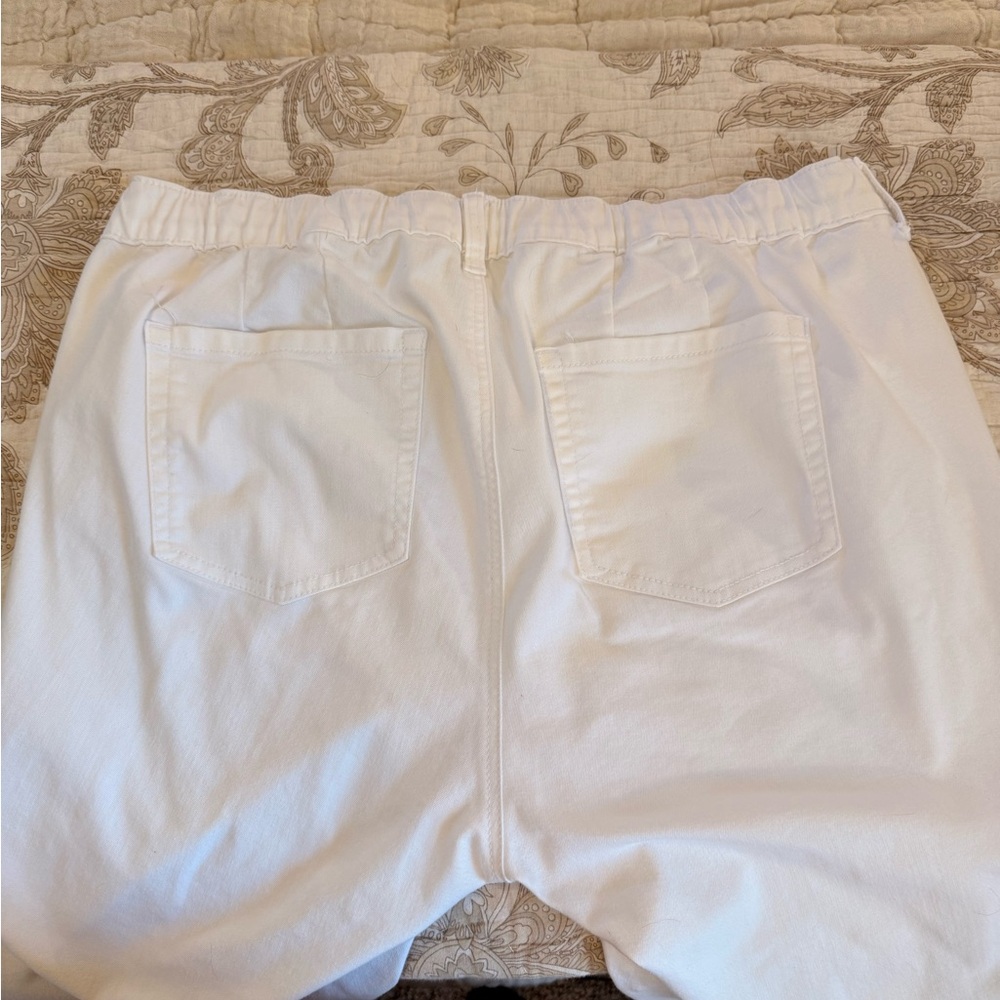 TORRID White jeans size 2R LIKE NEW Weekend Boyfriend Straight Super Soft - Picture 5 of 5